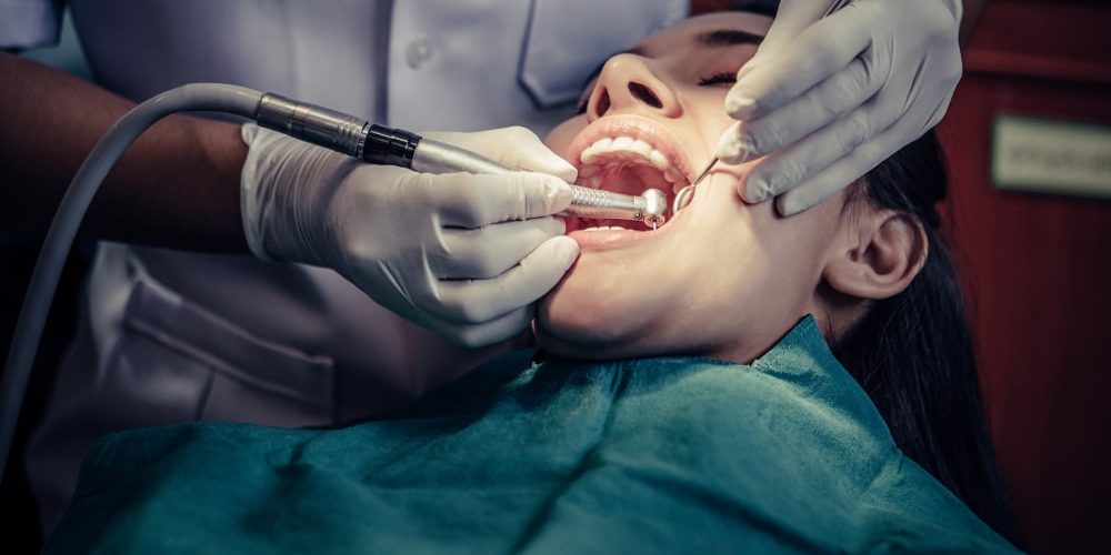 dentista trabajando